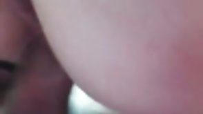The girl gave birth pissing during asshole